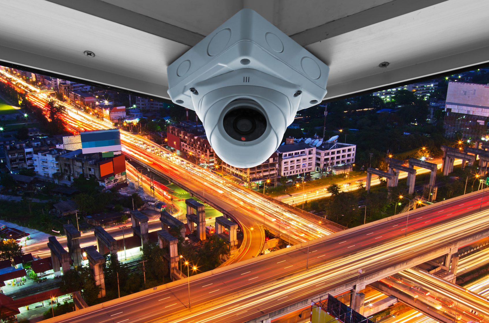 Camara de seguridad sobre trafico urbano nocturno